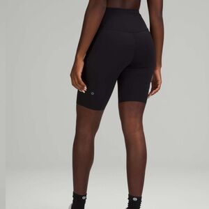 Lululemon Base Pace High-Rise Short 8"
Black Nulux size 8 EUC